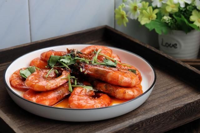  大虾除了煮着吃，还有一道经典做法，春节家宴露一手，全家都爱