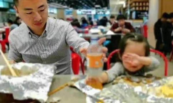 女儿|“掩耳盗铃宝宝”意外走红,妈妈不让喝果汁,女儿捂着眼睛偷偷喝