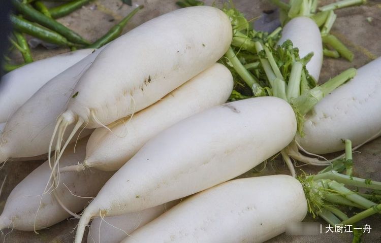 腌萝卜，最忌直接放盐，教你饭店秘制做法，酸辣脆嫩放半年都不坏