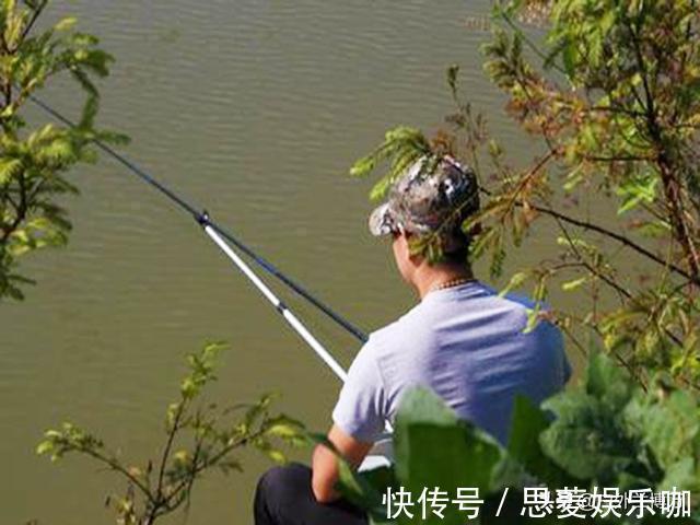 为了钓到鱼,钓友想尽各种办法!鱼:我们被包围了