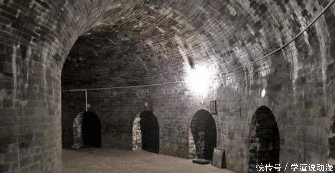 上世纪50年代,考古人员发掘十三陵时,工地上来了一个古怪的老人