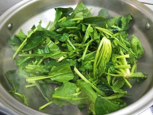 口感|炒菠菜时,记住“2放2不放”,菠菜翠绿不涩,口感特别好