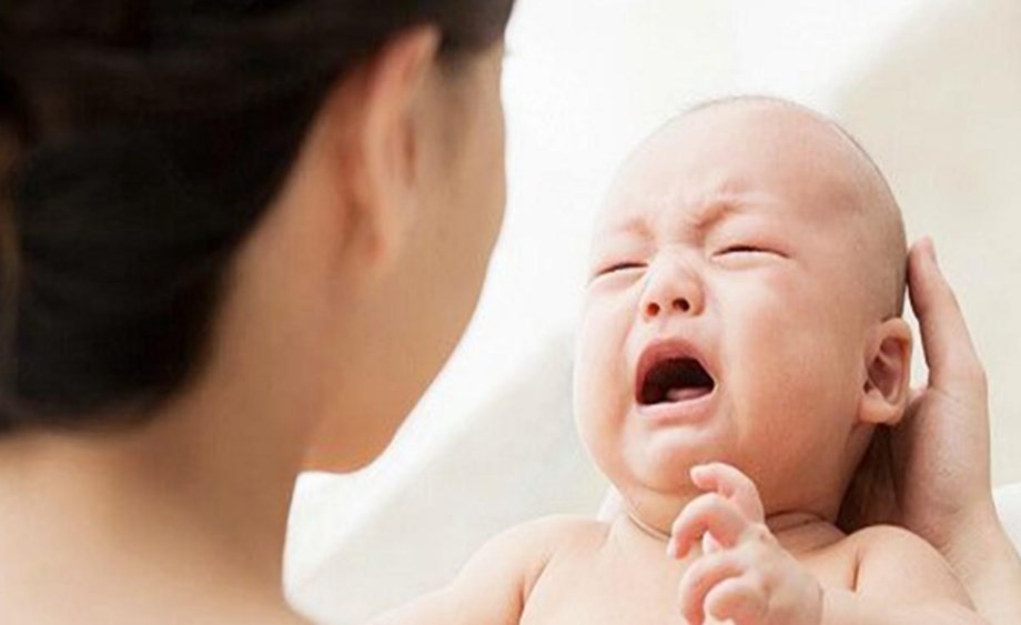 父母|4种对婴幼儿有伤害的行为，父母要注意，不管多喜爱也要制止