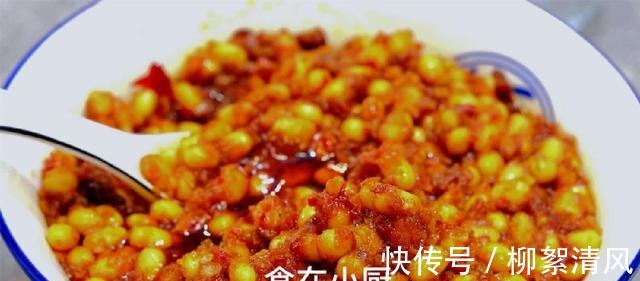 把黄豆倒入滚烫的油锅中,这做法第一次见,出锅就成一道传统美食!