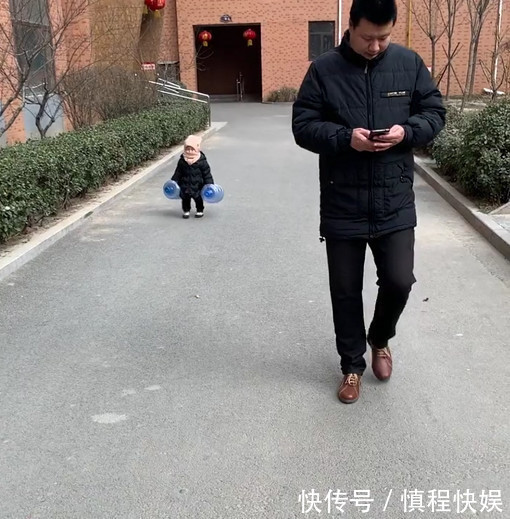 萌娃|“佛系奶爸”带娃出门走红,萌娃在后面拎着两个水桶操碎心