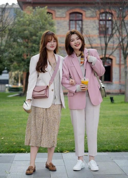 牛仔短裤|路人街拍,美女选择了不规则的短裤,多出了几分潇洒的气韵