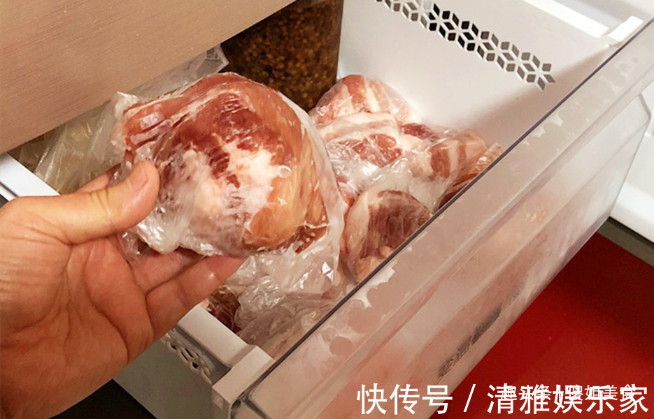 解冻冻肉时，万不可直接用水泡，大厨教你妙招，和鲜肉一样好吃