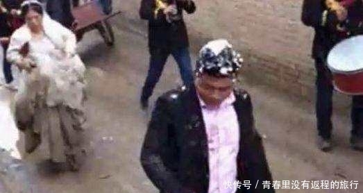 天新娘|大雨天新娘穿着婚纱走在泥巴路上, 新郎好尴尬,群众情绪失控