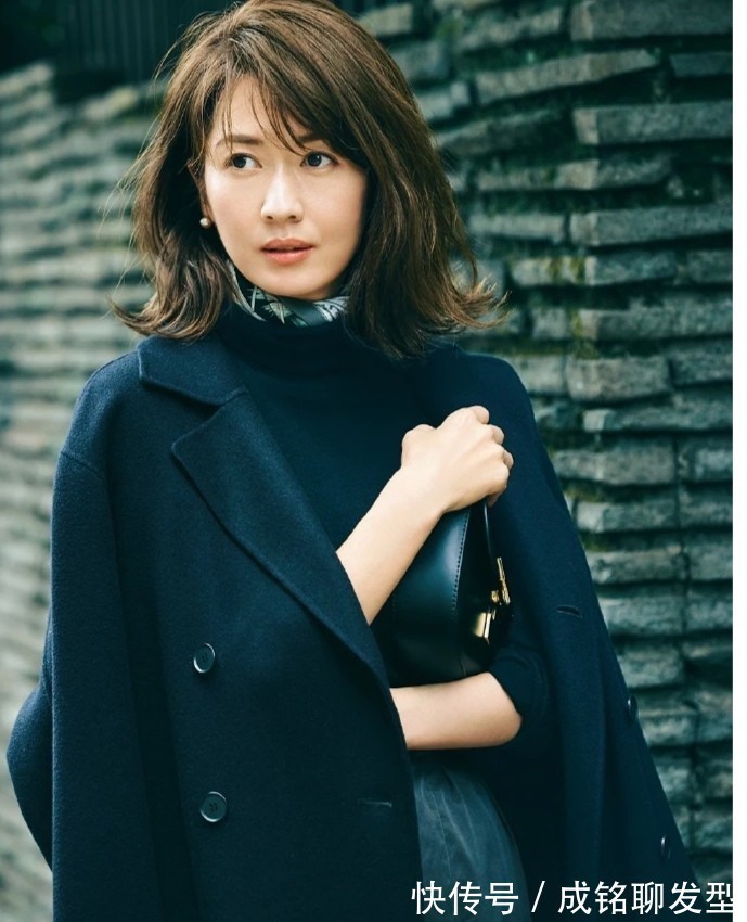 减龄|中年大女怎么穿减龄?试试“针织毛衣+丝巾”的组合,优雅又精致