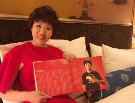 郎平|郎平退役生活太惬意,细心为家人准备饭菜,状态极佳新发型显年轻