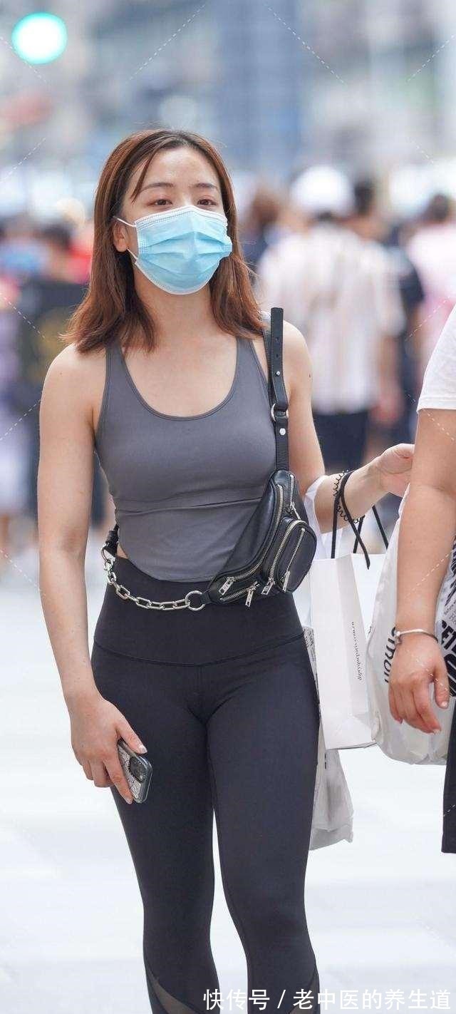 上半身 打底裤搭配简洁的鞋子显得娇美多姿,显得和蔼可亲,非常修身!