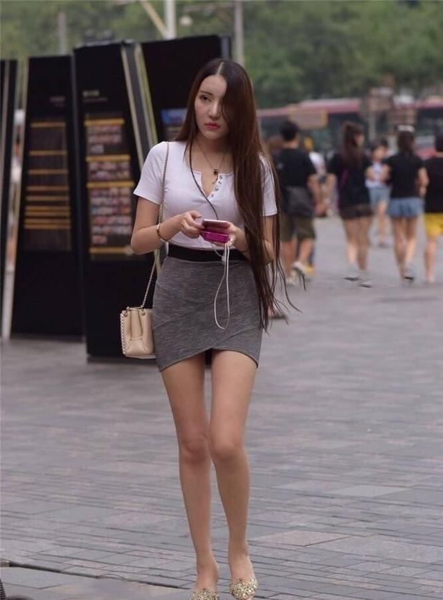 针织开衫 文艺清新的包臀裙装扮低调不失高贵,玲珑身材尽情展露,清爽甜美