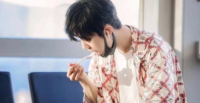 肖战与谁的爱恨情仇？撒娇的语气好可爱，网友：喜欢他柔软的一面