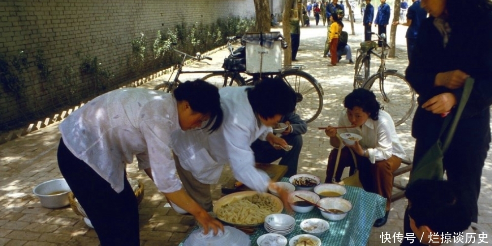  回忆里的八十年代：路边小吃摊很干净，汽水便宜又好喝