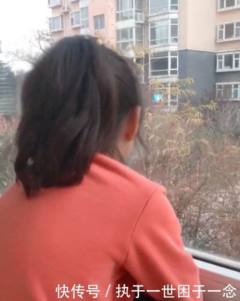 自责|女儿没写作业被骂,赌气趴阳台,顺着女儿的目光,妈妈暗暗自责