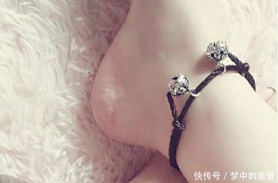 光秃秃的脚踝过于单调,不如尝试戴脚链吧,这几种很棒!