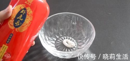 擦玻璃别用水了,教你用一秘招,擦完的玻璃光亮如新,方法太棒了