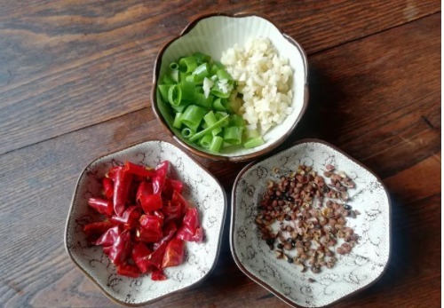 豆皮和白菜的完美搭配,虽然是素菜,吃起来比肉菜还香,百吃不腻