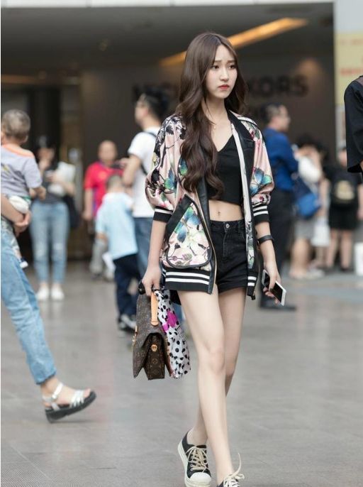 街拍:身穿一袭玫红色连衣裙,小姐姐的气质非常优雅,尽显女神范