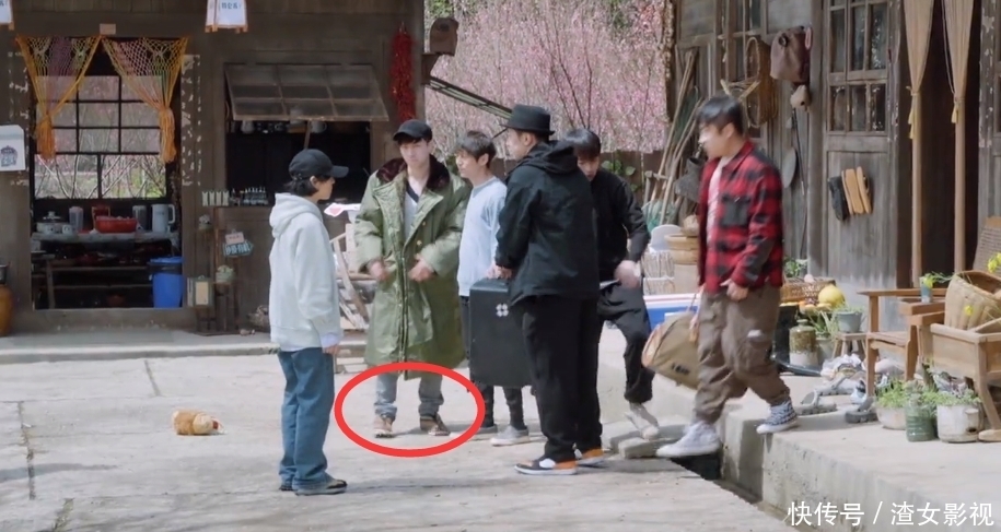 超级明星 张艺兴有多低调?录《向往》穿军大衣,脚上的鞋,农村人都不穿了