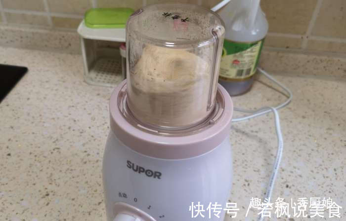 大米别蒸着吃了,配1斤五花肉如此做,简单营养又解馋,越吃越香