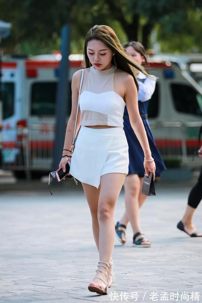 甜美 气质小姐姐一整条的白布随意裹起来也能甜美范儿,这么穿很阳光