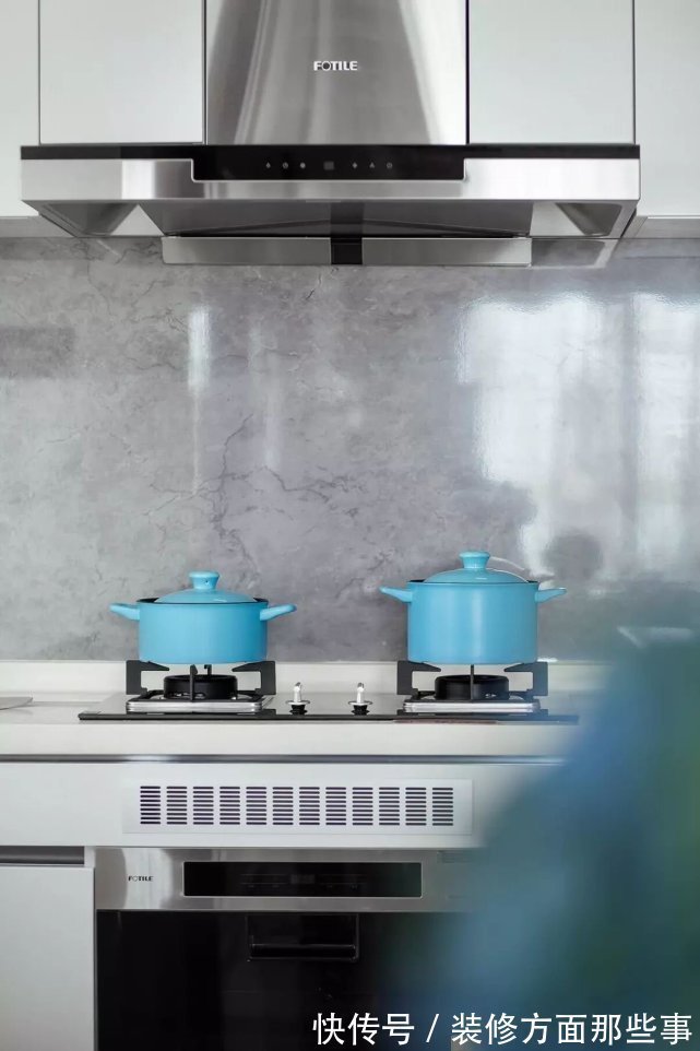 地毯|128平现代简雅风大范围铜质家居布置出一种轻奢档次的气质