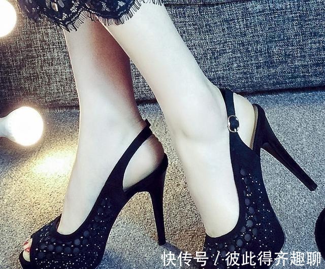 鱼嘴|穿上高跟鱼嘴鞋,让你双足传递音符的步伐,演绎迷人身材