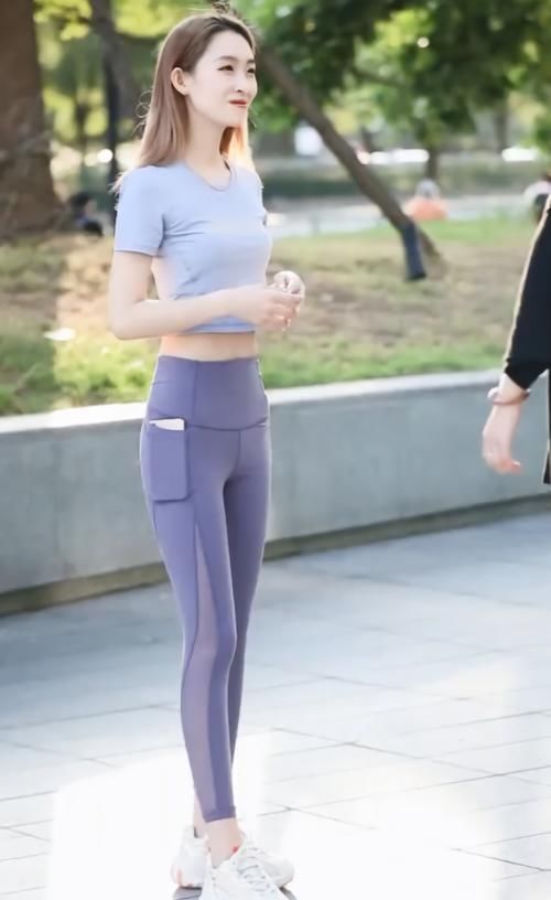 穿成|小姐姐是第一个将瑜伽裤穿成“铅笔裤”的人,意外显腿长
