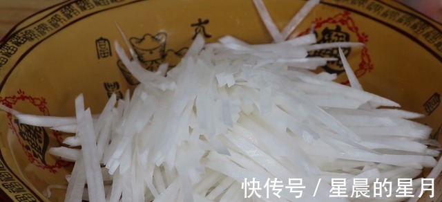 冬天多吃萝卜,加2个鸡蛋,你从没吃过的做法,比大鱼大肉解馋!