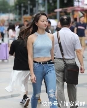 修身背心搭配牛仔裤，时尚又奢华，彰显女人的独特魅力