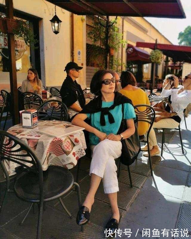 优雅|女人上了年纪要“本分”,别花花绿绿穿得太招摇,优雅简约才高级