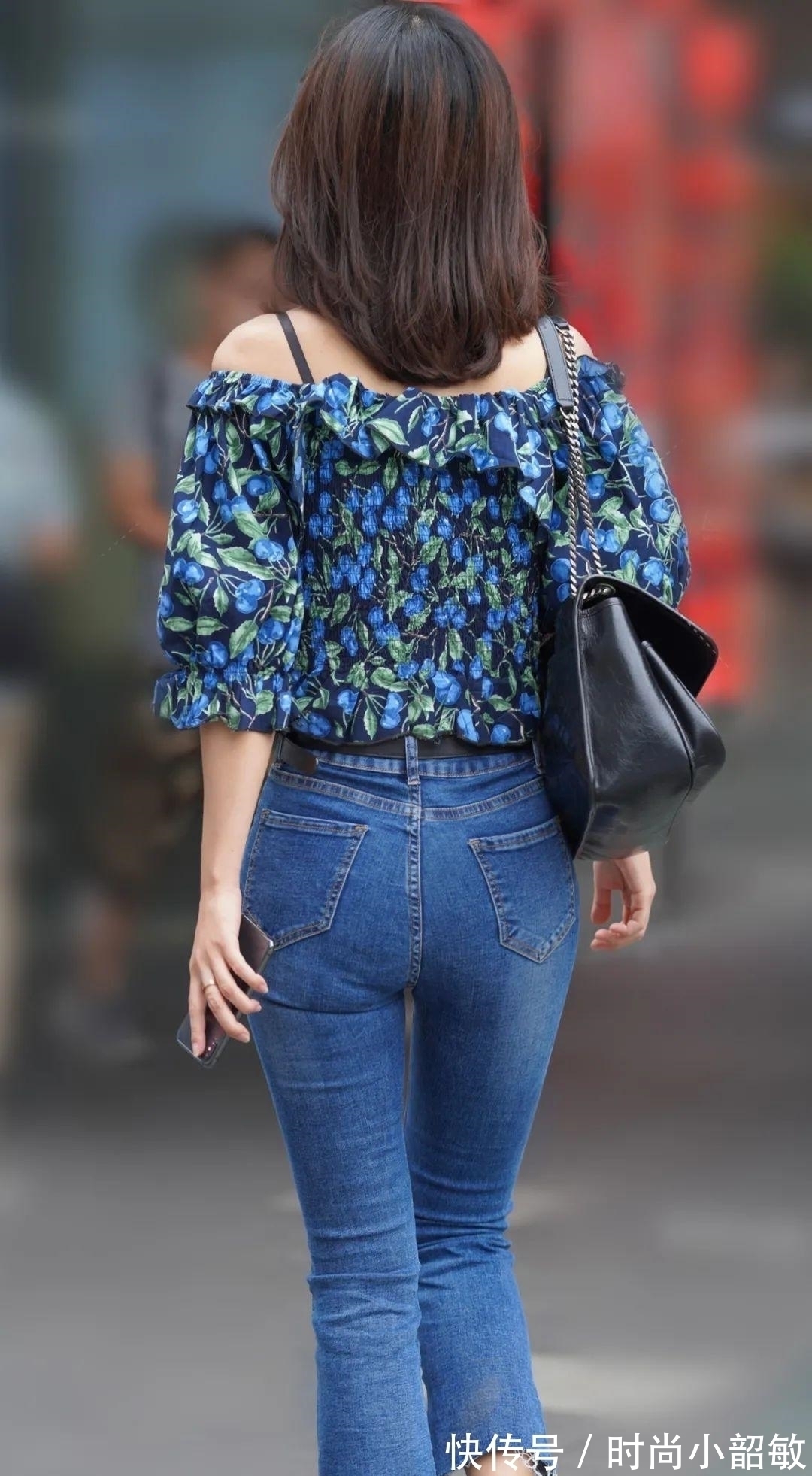 美女 紧身牛仔裤这么穿才好看,配上一字肩,时尚又迷人