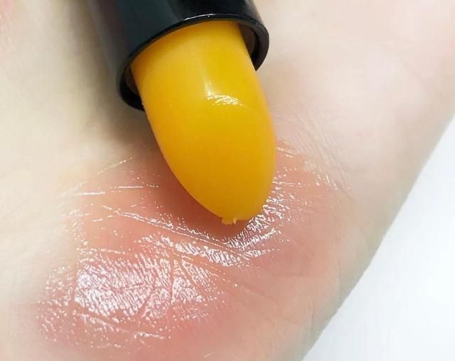 唇皮|嘴唇干裂如何快速“修复”?睡前简单三招,唇干女生“秒变嘟唇”