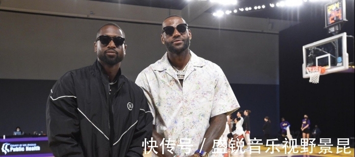 戴维斯|詹皇同台韦德观赛WNBA，巧遇里拉德礼尚往来致意
