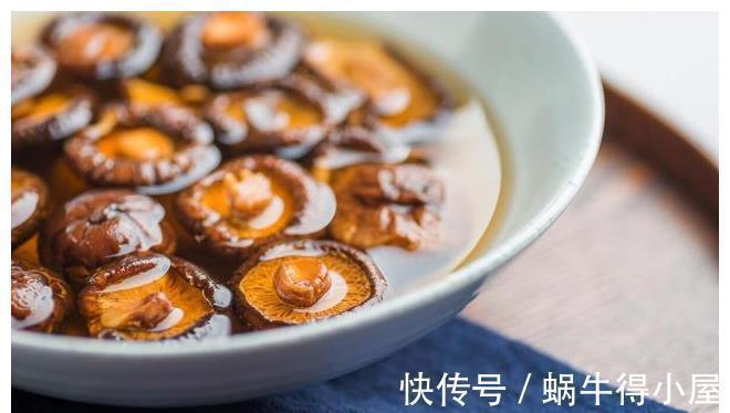 清洗香菇时，不要放水里过度浸泡，多加3样，泥沙容易洗出来