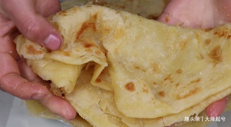 烙饼柔软筋道有诀窍,大厨教你,和面很关键,照着做保证酥软多层