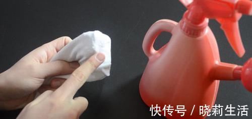 擦玻璃别用水了，教你用一秘招，擦完的玻璃光亮如新，方法太棒了
