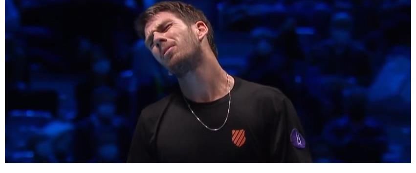 英国|又是2-0，德约科维奇横扫英国一哥，3连胜一盘未丢晋级，握拳庆祝