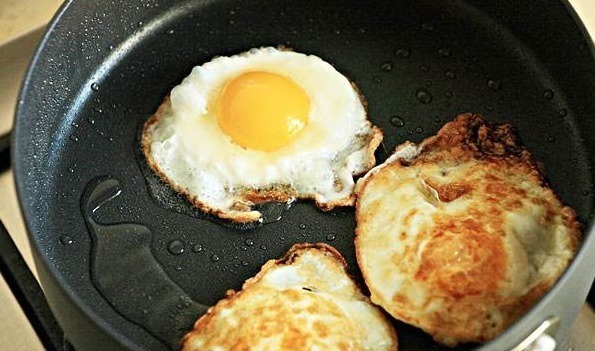 煎鸡蛋,直接下锅就错了!多做一步,煎好圆润鲜嫩,不粘锅不会糊