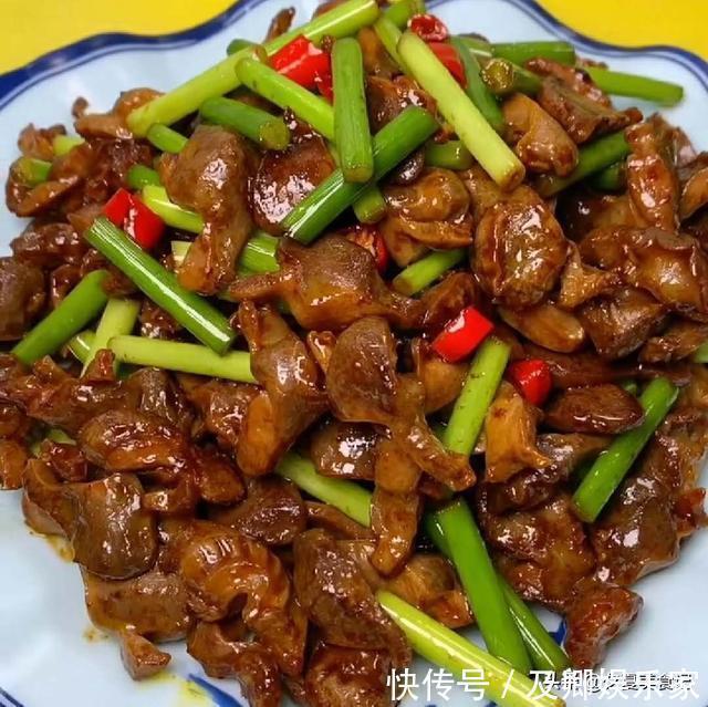 翻炒均匀|晒晒我的拿手菜，酱烧豆腐，肉末尖椒，辣炒鸡胗，香菇油菜