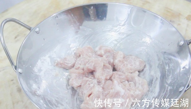 汤水|解锁经典川菜水煮肉片家常做法，肉片香辣软嫩，开胃又下饭