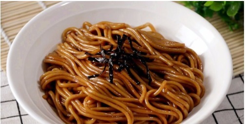 教你做一碗葱油面,吃起来劲道爽滑,好吃的关键在于葱油汁