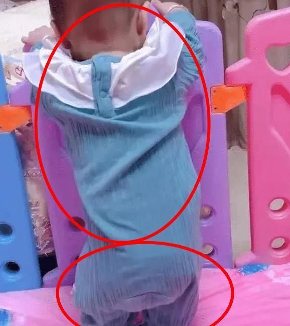 “屁股下边全是脚”,宝妈晒照吐槽宝宝小短腿火了,网友笑翻了