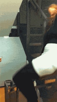 |搞笑GIF:本想给女友一个惊喜,没想到遇到了丈母娘