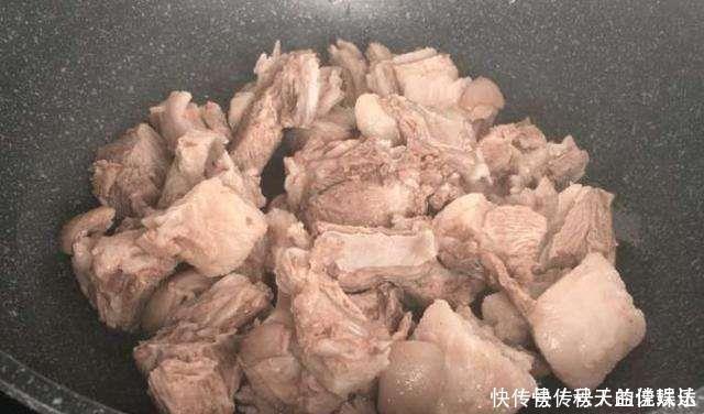 冬天要常吃羊肉，炖羊肉时，别放太多料，3样就够了，汤鲜无膻味