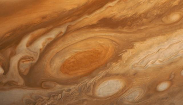 陨石坑 海王星上真的有比地球还大的坑,以及太阳系最极端的天气吗?