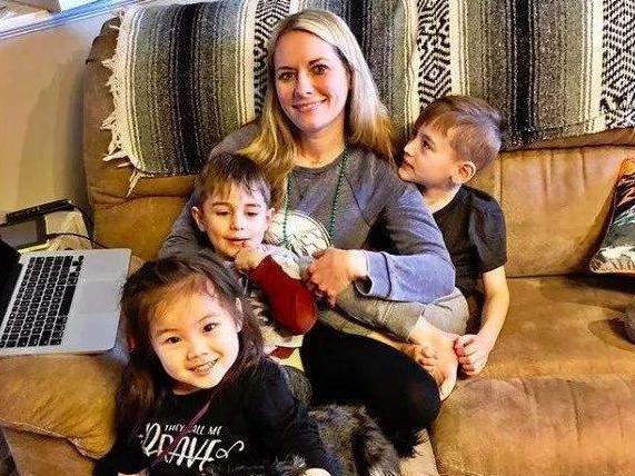 弃婴|双胞胎被不同家庭领养,十九年后相认,却是两种完全不同的性格!