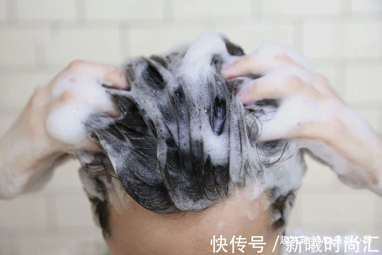 发丝|洗头时,先用洗发水还是护发素?很多人搞错,难怪头发越掉越多
