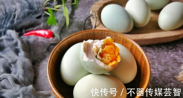 鸭蛋|腌咸鸭蛋,不用找黄泥,学会这个方法,简单零失败,个个流油起沙